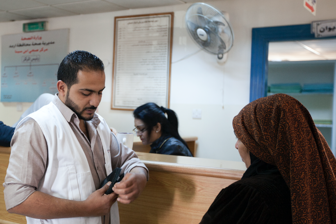 MSF Nurse Sameer Bani Ismael making sure patient has all necessary equipment in her kit for diabetics before she leaves. © N'gadi Ikram / Courtesy of MSF