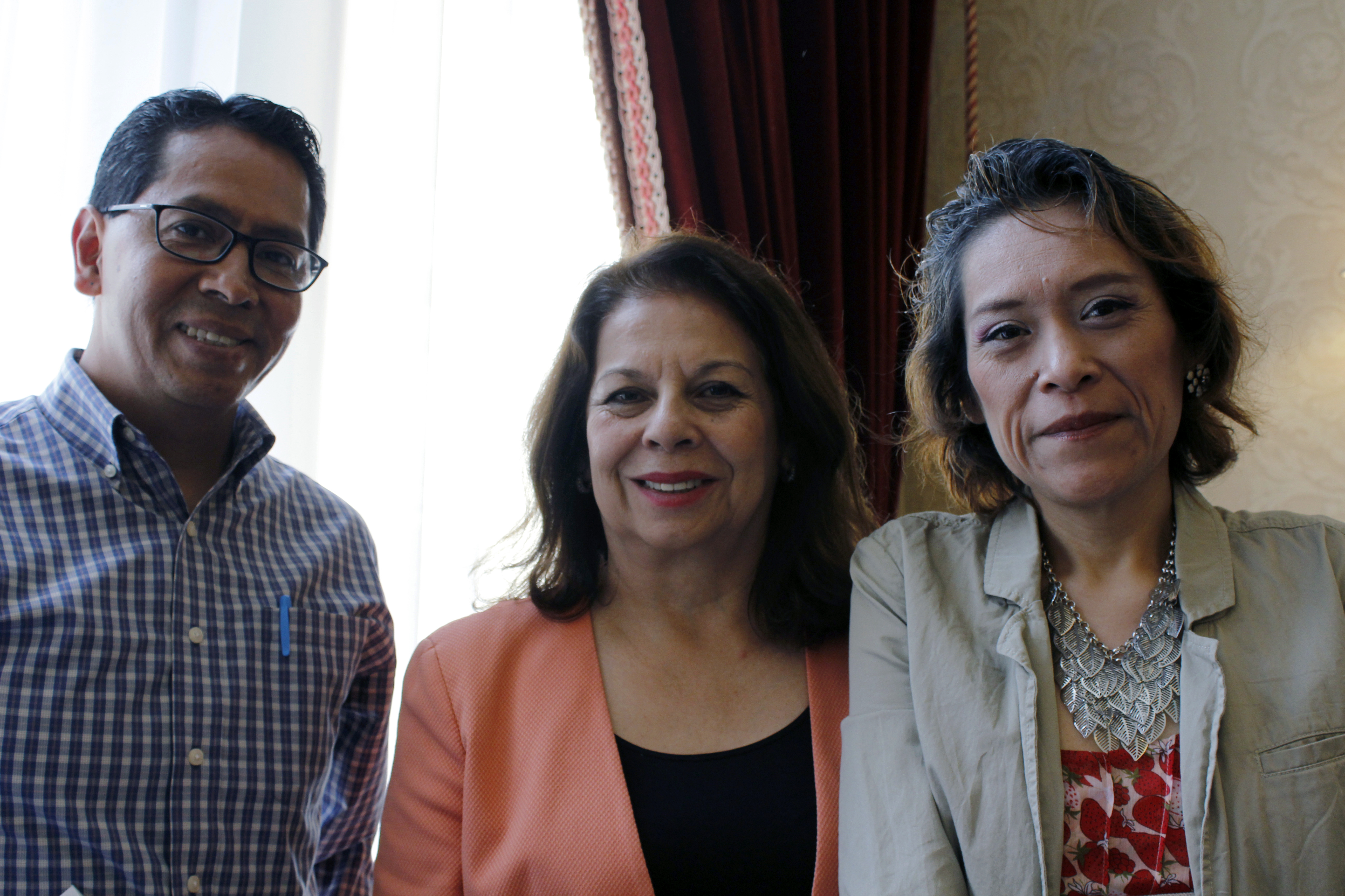 At the centre, Virginia Molina Cuevas (PAHO representative) with patients Patricio Gonzáles and María Teresa Romero Nolasco