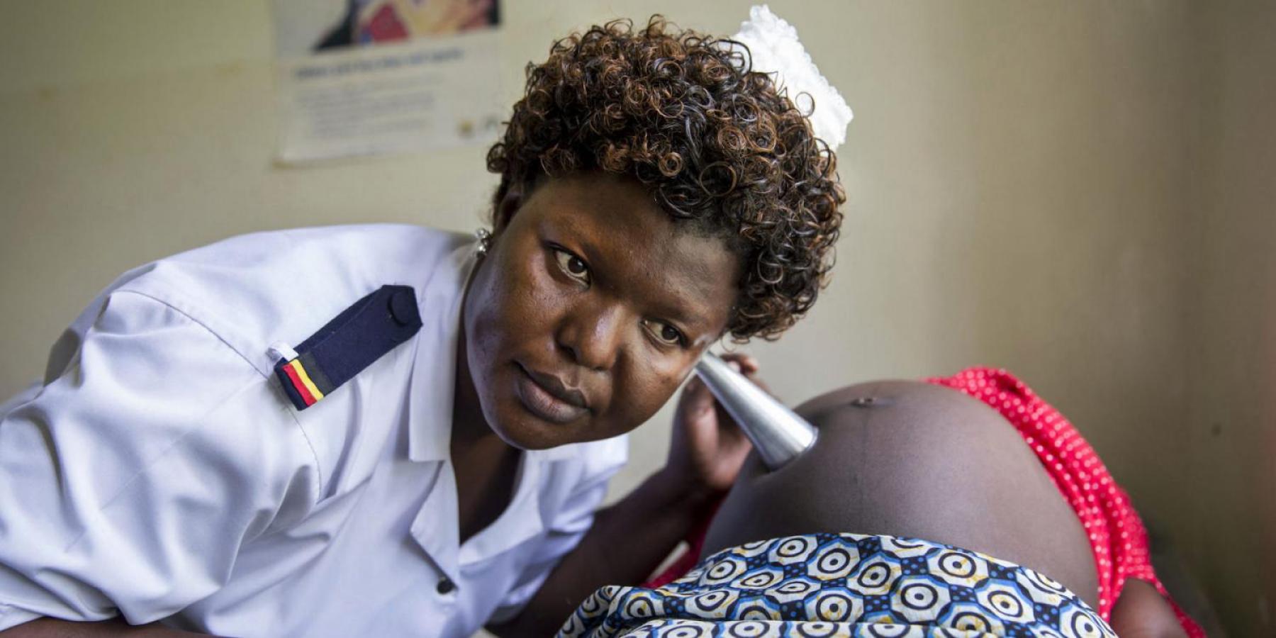 L'infirmière en chef chargée des soins prénataux, Margie Harriet Egessa, dispense des conseils