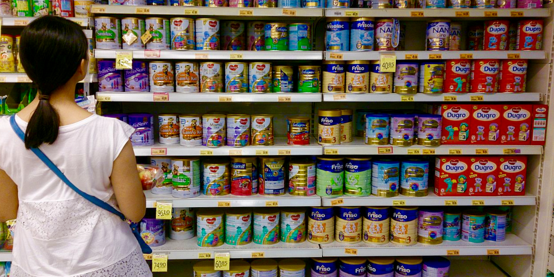 Woman_shopping_for_infant_formula_in_a_supermarket,_Singapore_-_20131102