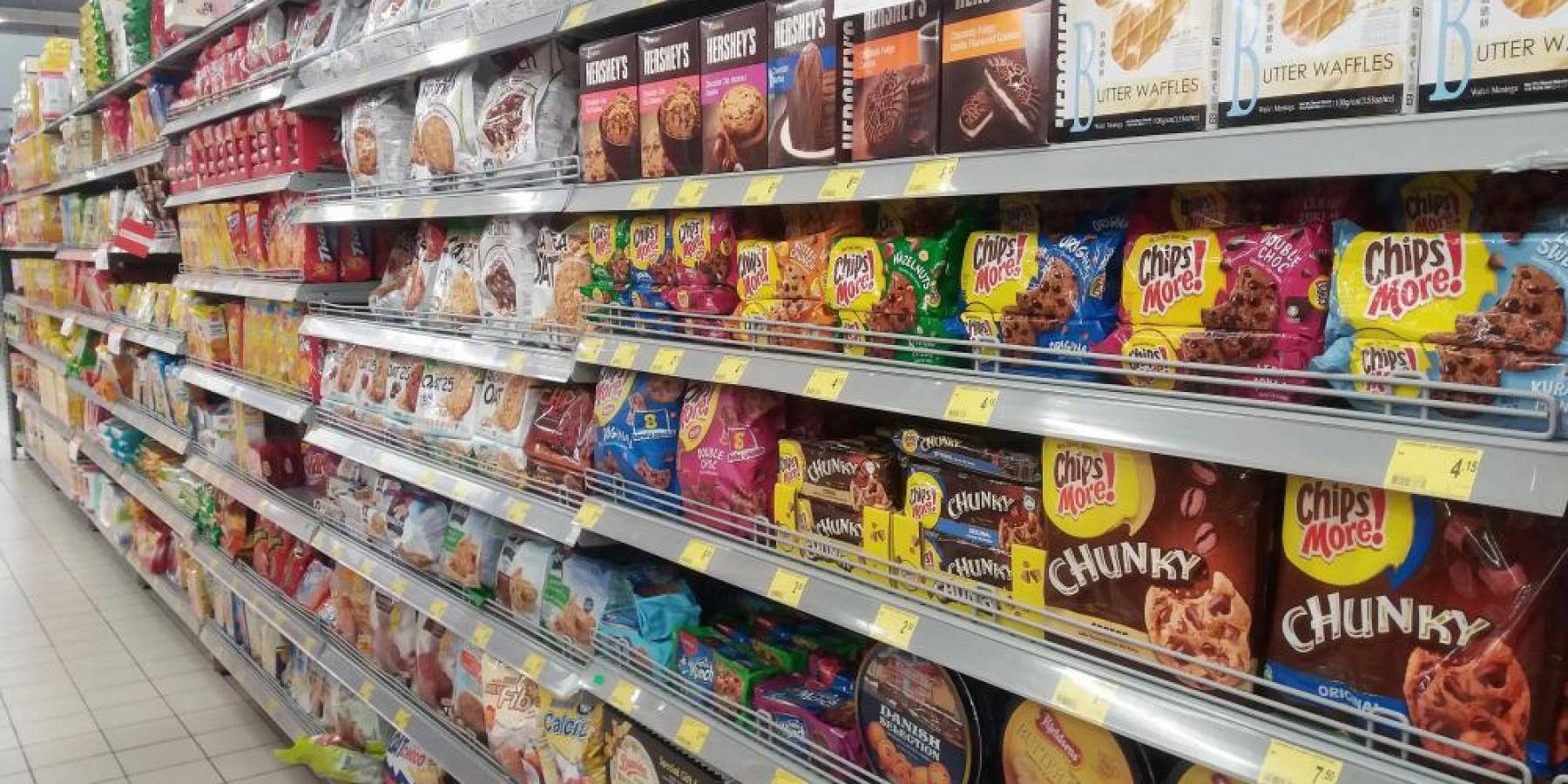 Supermarket food shelf | © Shutterstock