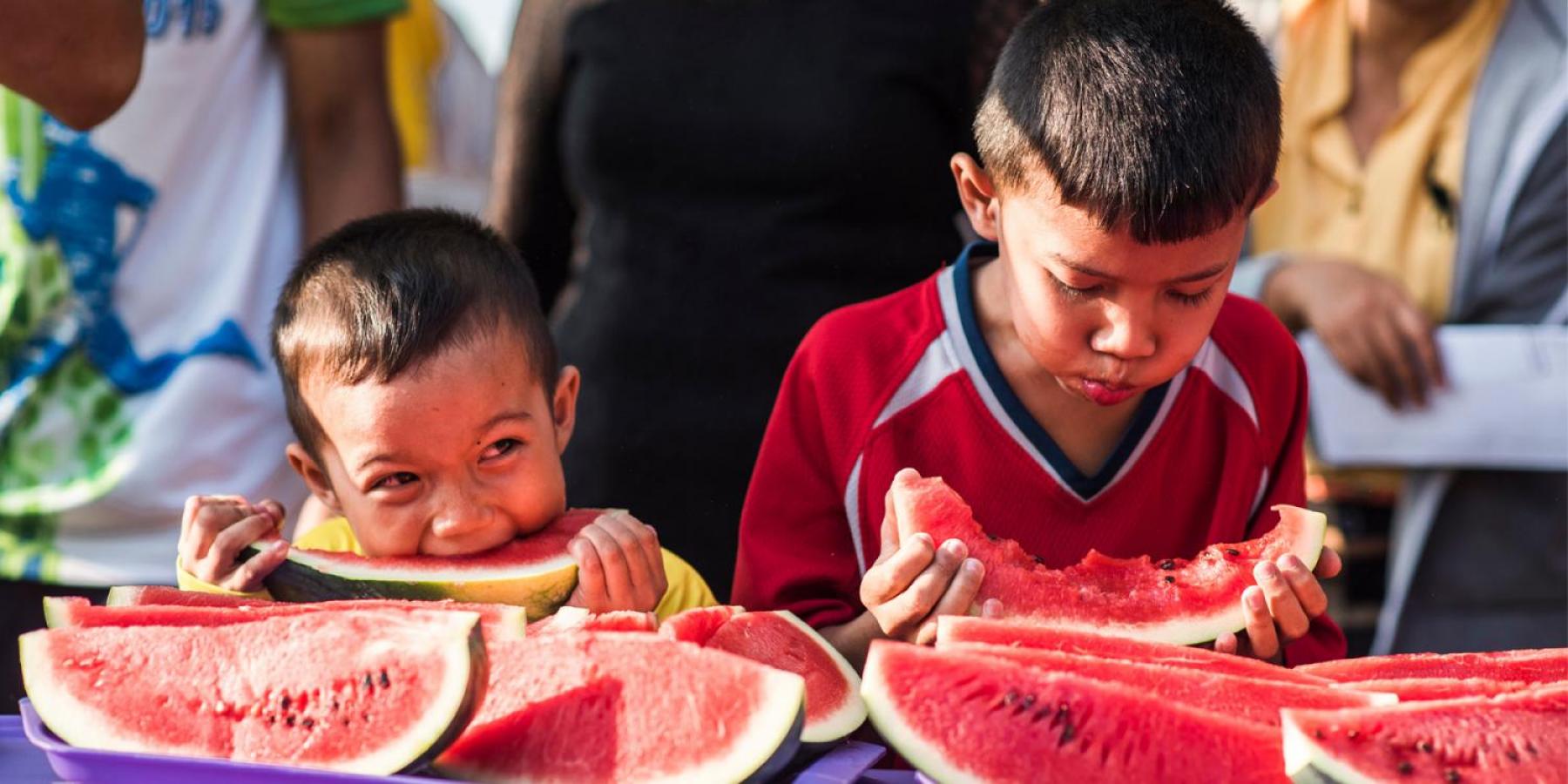 Niños comiendo sandía en México