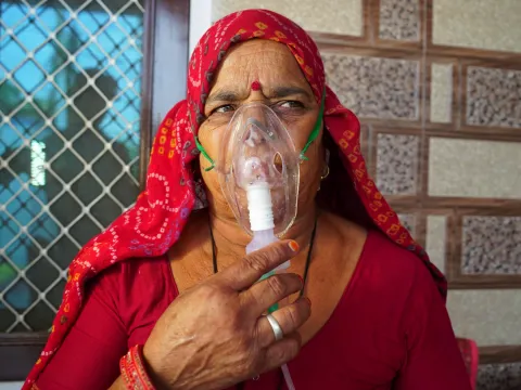 Woman wearing an oxygen mask in India 