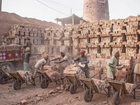 Workers of a brick industry exposed to silica without protection in India 