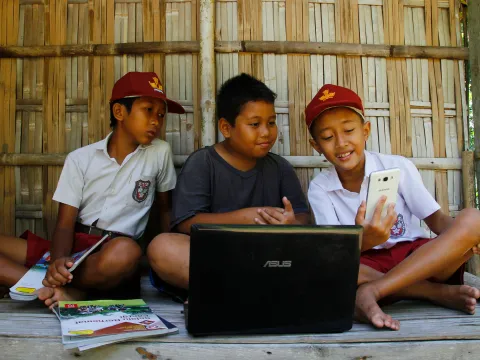 The atmosphere of children learning together using internet technology.