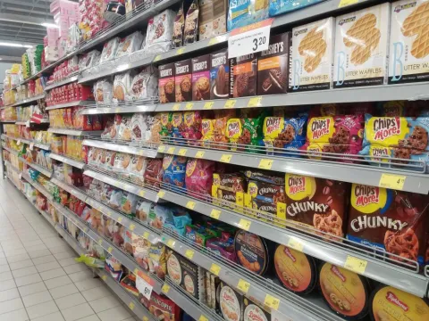 Supermarket food shelf | © Shutterstock