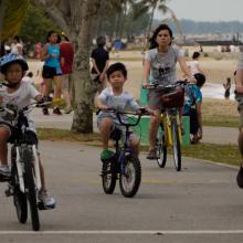 Une famille singapourienne passe la journée à East Coast Park.
