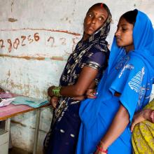 Mujeres embarazadas visitan a su médico en una zona rural