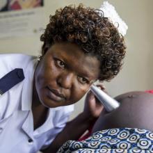 La enfermera jefa de prenatal, Margie Harriet Egessa, brinda asesoramiento prenatal y chequeos
