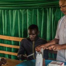 Kamayirese Odette, enfermera de la Fundación Imbuto (Ruanda), forma a dos voluntarios comunitarios