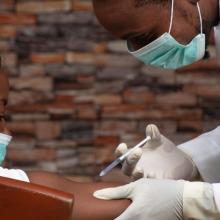 Un doctor atendiendo por COVID-19 en África
