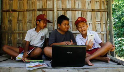 The atmosphere of children learning together using internet technology.