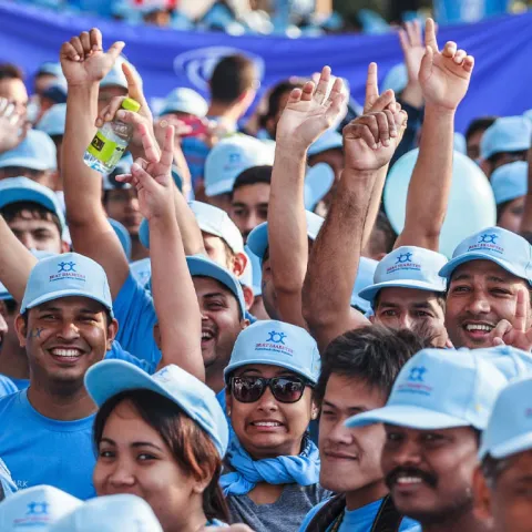 Happy crowd at Diabetes Walk in dubai in blue hats
